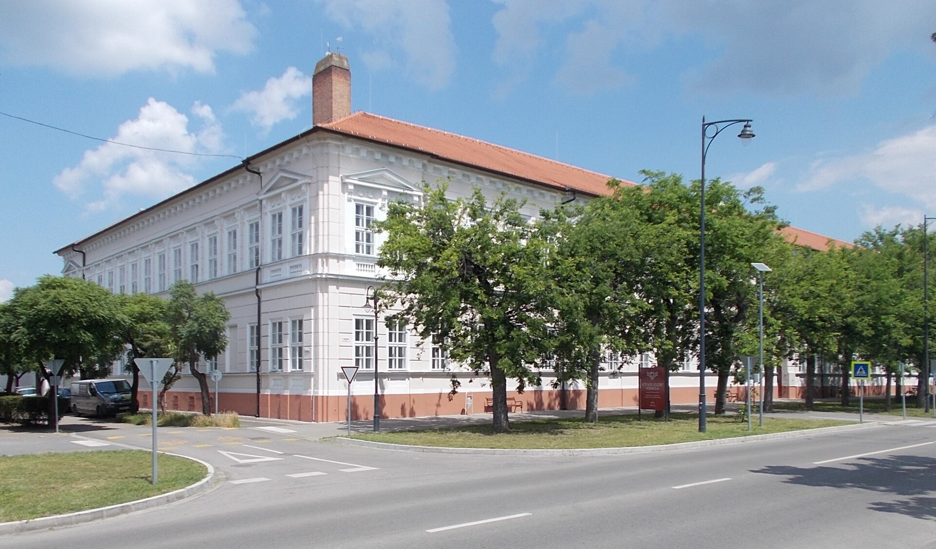 Eötvös József Foiskola