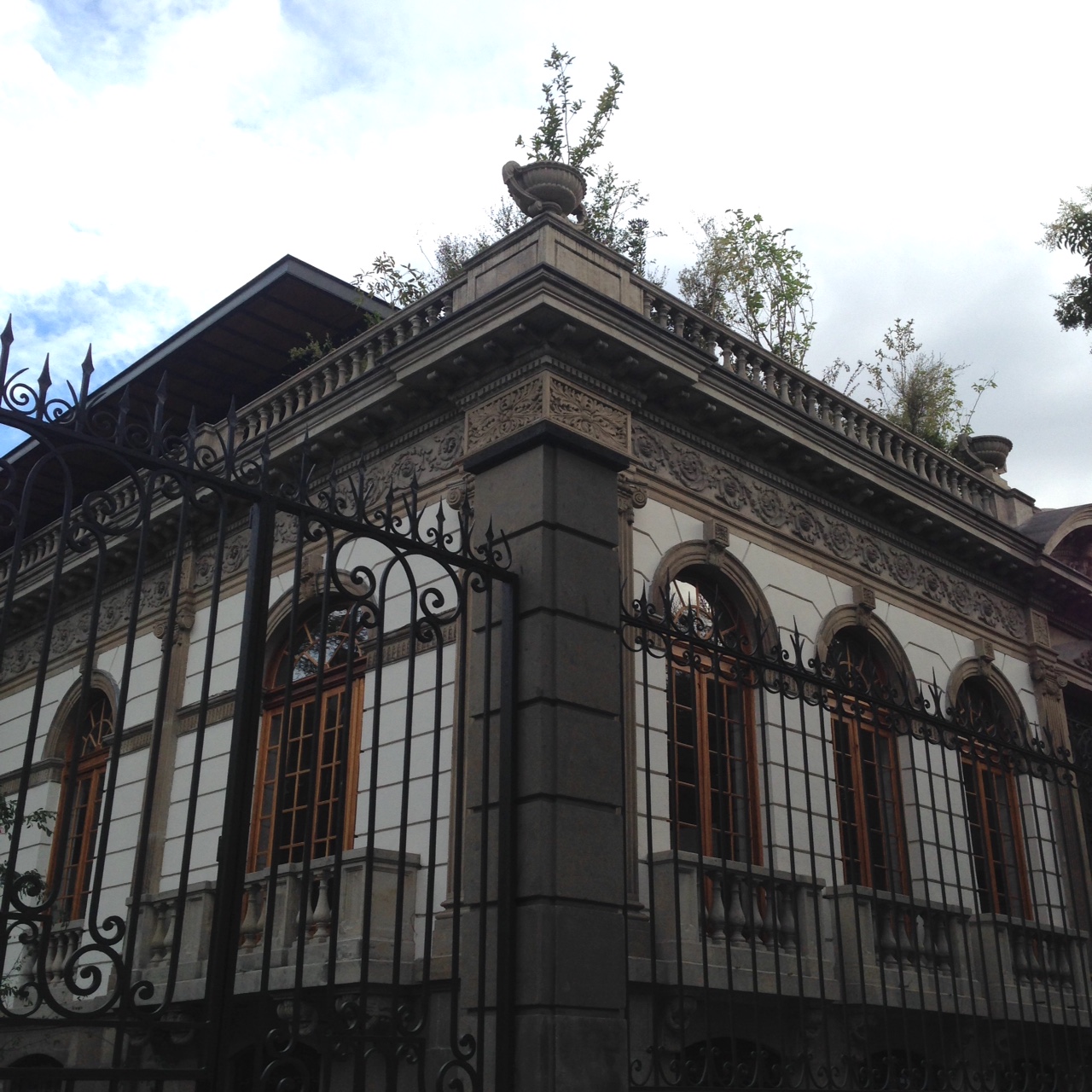 Escuela Bancaria y Comercial
