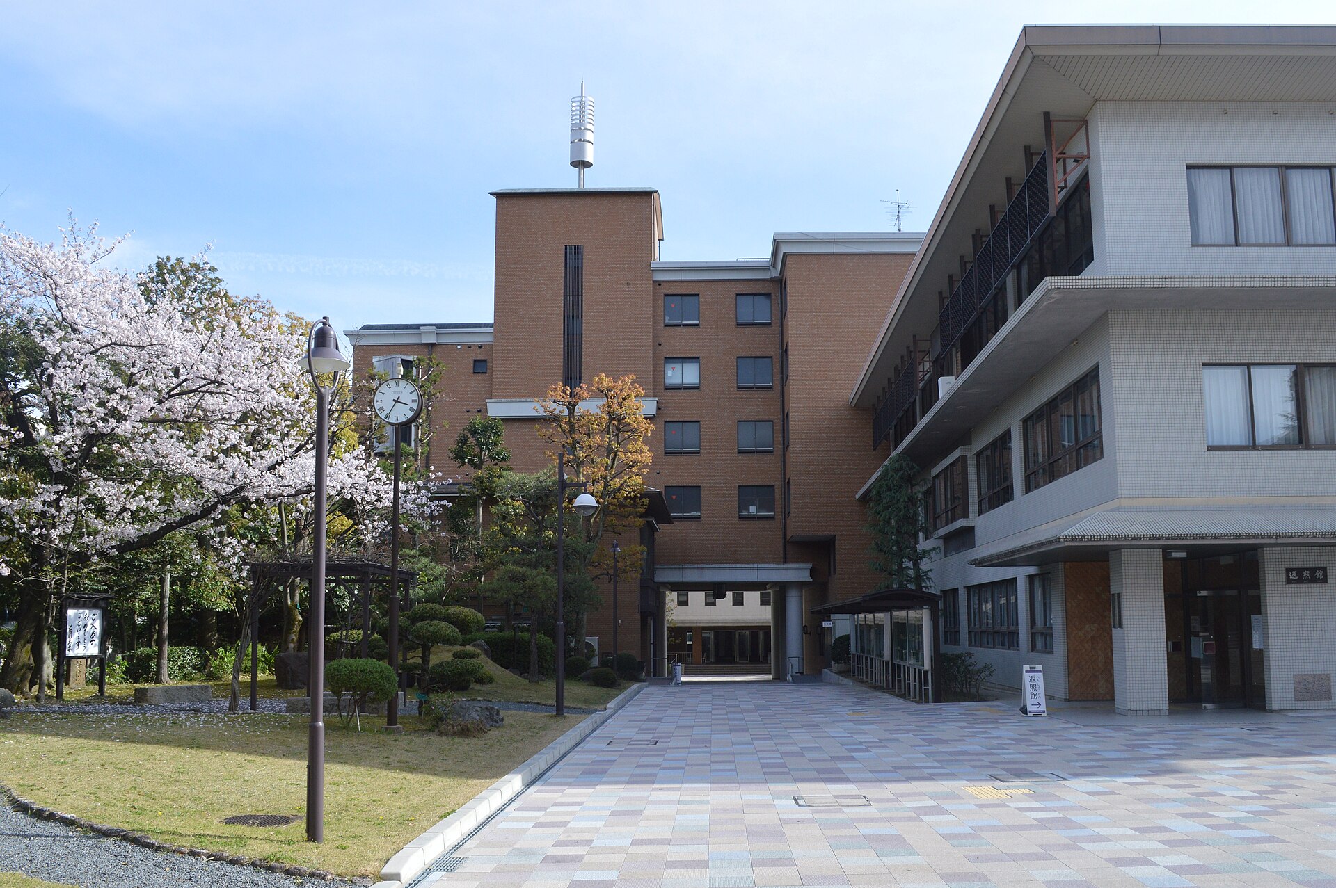 Hanazono University